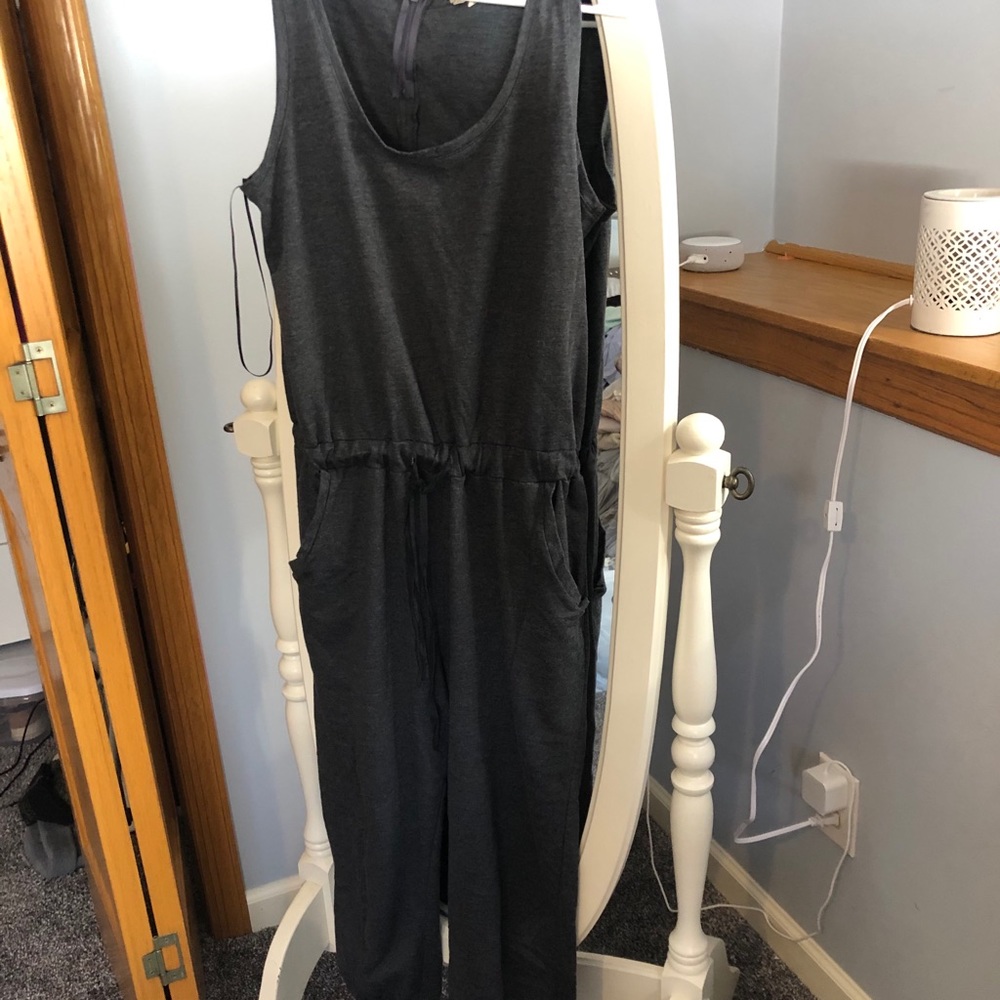 Evereve jumpsuit size small